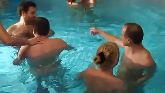 Jungen Schlampen Stifts Verehrung Genießen Sie Eine Pool-Party Im Freien